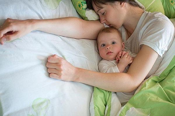 چگونه الگوی خواب نوزادمان را تنظیم کنیم؟