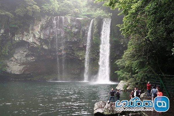 آبشار چئونجیون یکی از جاذبه های دیدنی جزیره جیجو به شمار می رود